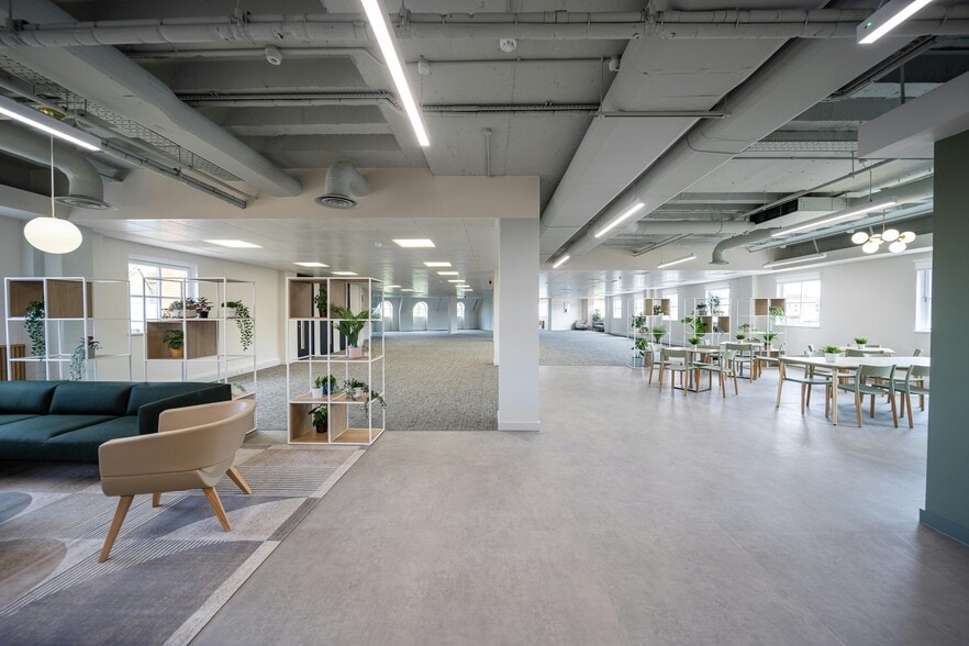 2 Vine St, Uxbridge for lease - Building Photo - Image 2 of 5