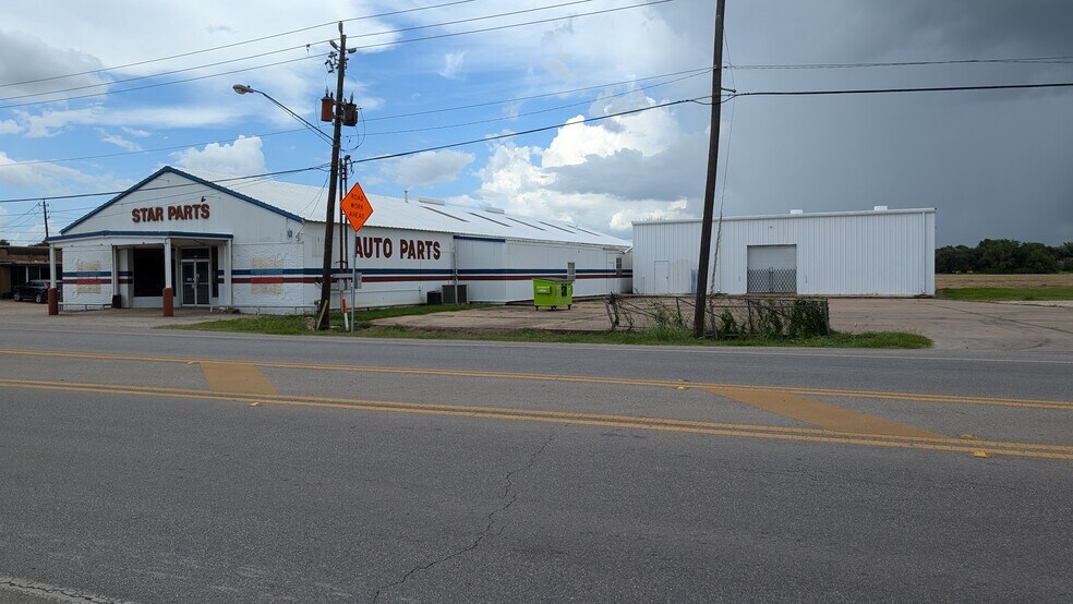 1119 E Milam St, Wharton, TX for sale - Building Photo - Image 2 of 26