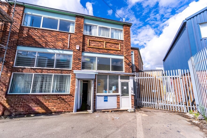 36 Hawarden Ave, Leicester for sale - Building Photo - Image 1 of 32