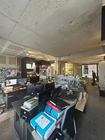 Retail in Paris for lease - Building Photo - Image 1 of 4