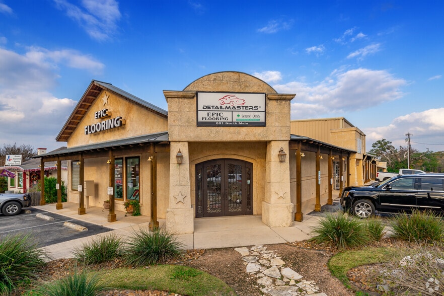 801 N Main St, Boerne, TX for lease - Primary Photo - Image 1 of 14