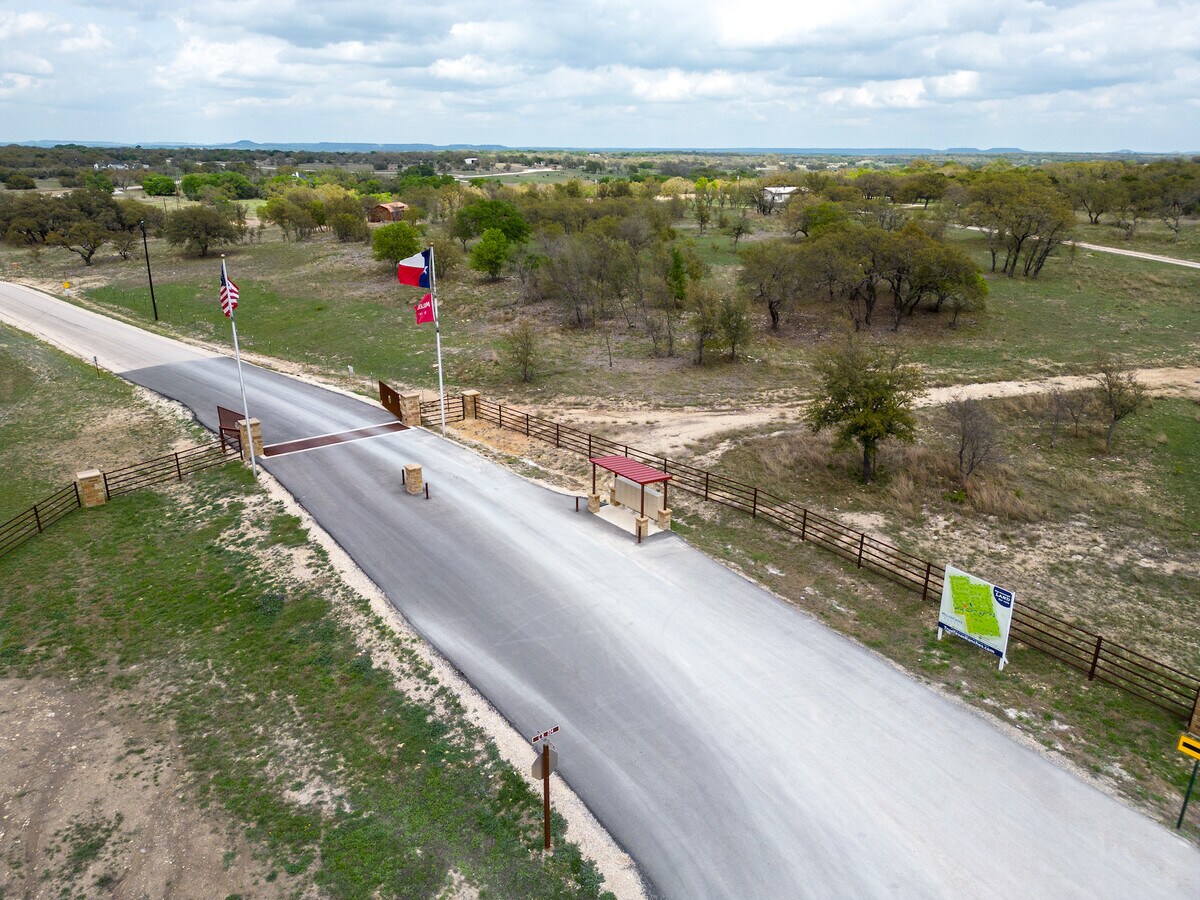 Creek 225, Briggs, TX 78608