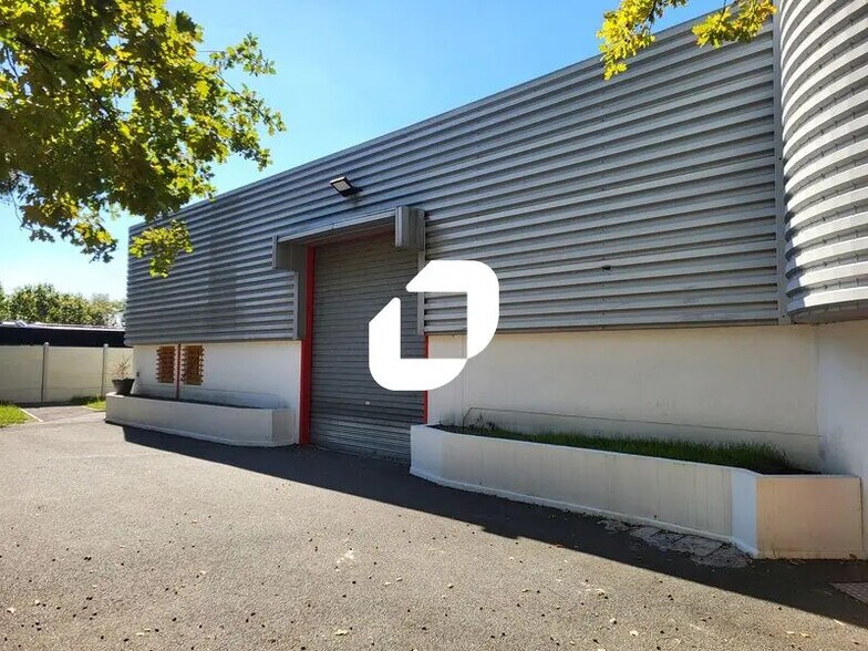 Office in Pessac for lease - Building Photo - Image 1 of 11