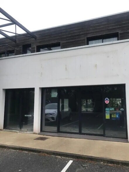 Retail in Plescop for lease - Building Photo - Image 1 of 3