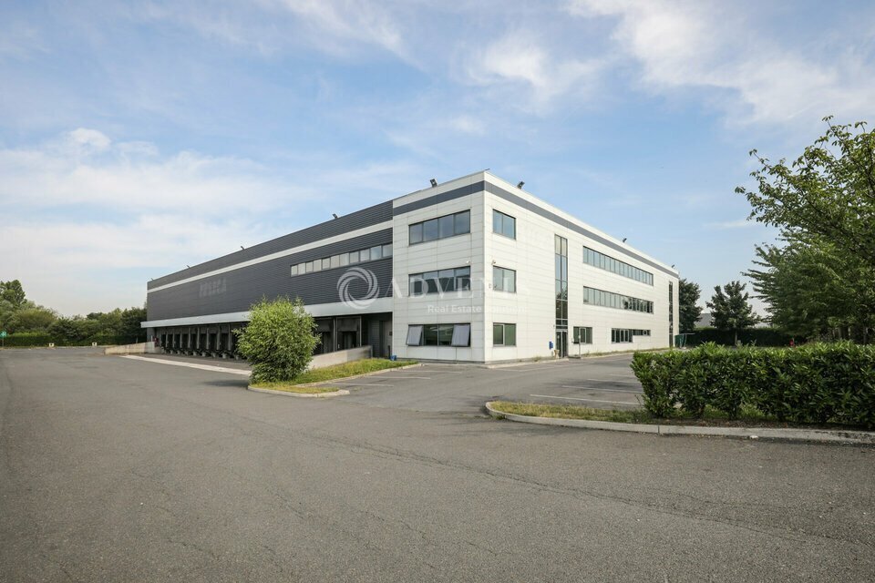 Industrial in Chilly Mazarin for lease Building Photo- Image 1 of 9