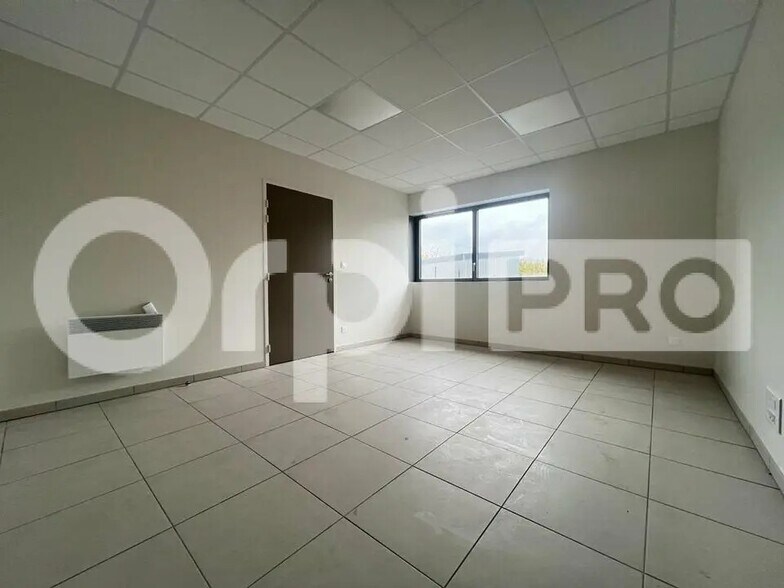 Flex in Vrigny for lease - Interior Photo - Image 2 of 11