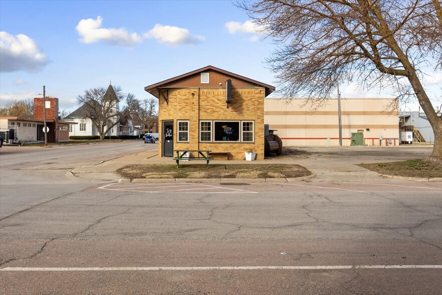 1034 8th St, Onawa, IA for sale - Primary Photo - Image 1 of 60