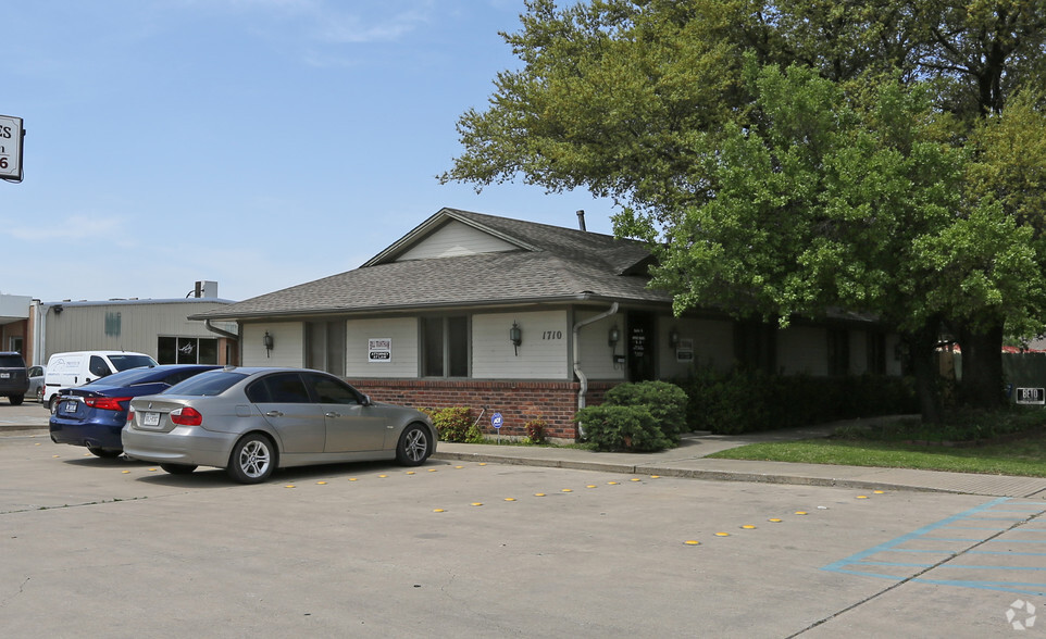 1710 W University Dr, Denton, TX for lease - Building Photo - Image 1 of 2