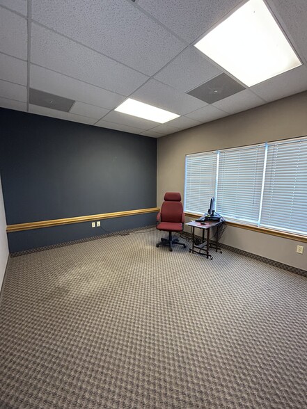 1604 NW Mock Ave, Blue Springs, MO for lease - Interior Photo - Image 3 of 14