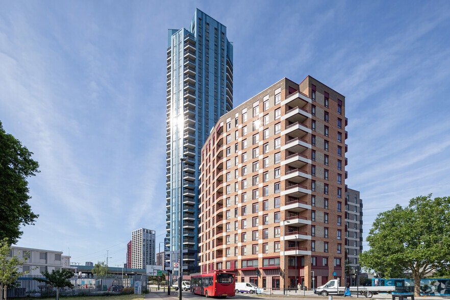 300 Manor Rd, London for lease - Building Photo - Image 3 of 4