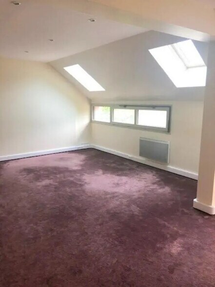 Office in Saint-Nom-la-Bretèche for lease - Interior Photo - Image 3 of 4