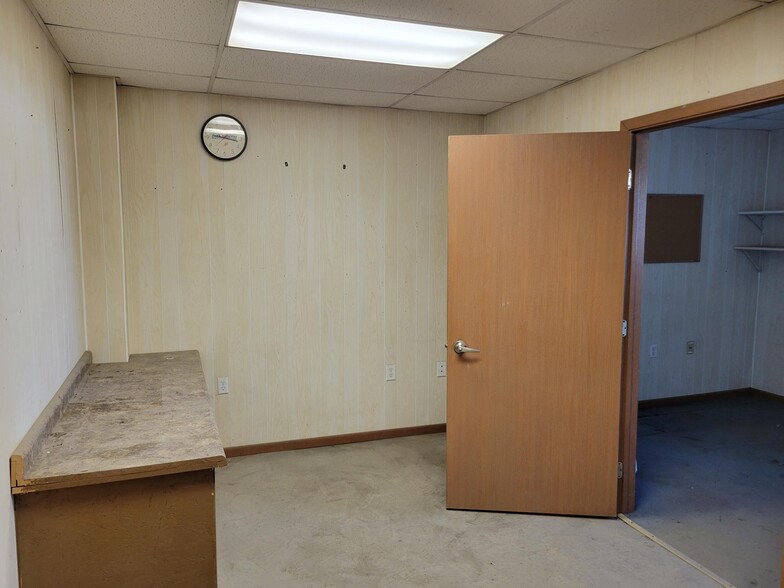 412AR 5th Ave SW, Aberdeen, SD for lease - Interior Photo - Image 3 of 6