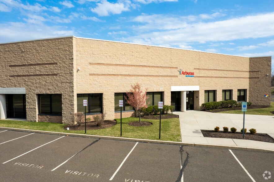 701 Veterans Cir, Warminster, PA for lease - Primary Photo - Image 1 of 6