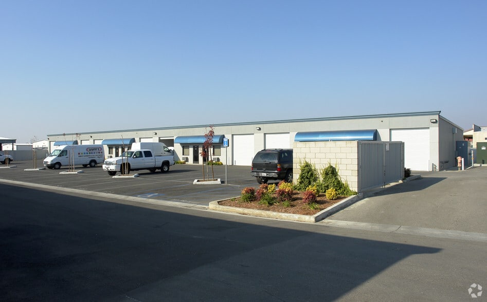 3359 Pegasus Dr, Bakersfield, CA for lease - Primary Photo - Image 3 of 6