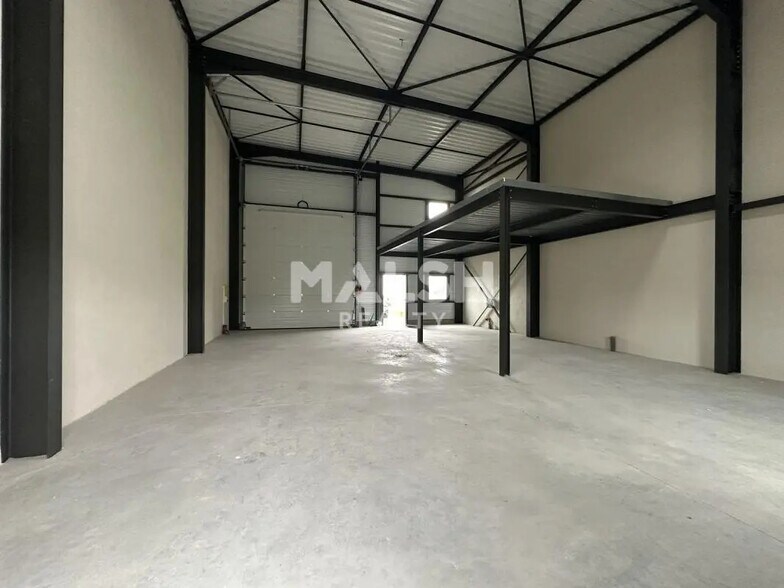 Flex in Saint-Étienne-la-Varenne for lease - Interior Photo - Image 3 of 9