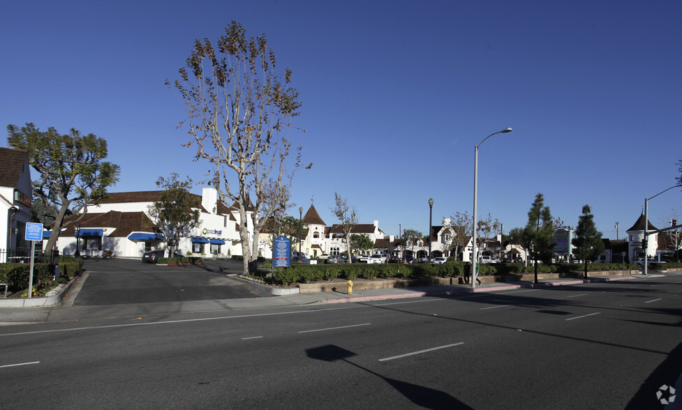 13011-13051 Newport Ave, Tustin, CA for lease - Primary Photo - Image 1 of 6