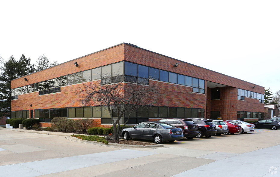 610 E Roosevelt Rd, Wheaton, IL for lease - Building Photo - Image 3 of 5