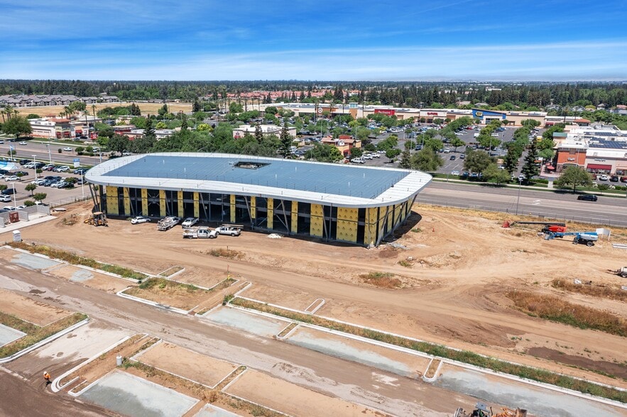 700 W Herndon Ave, Clovis, CA for lease - Building Photo - Image 2 of 6