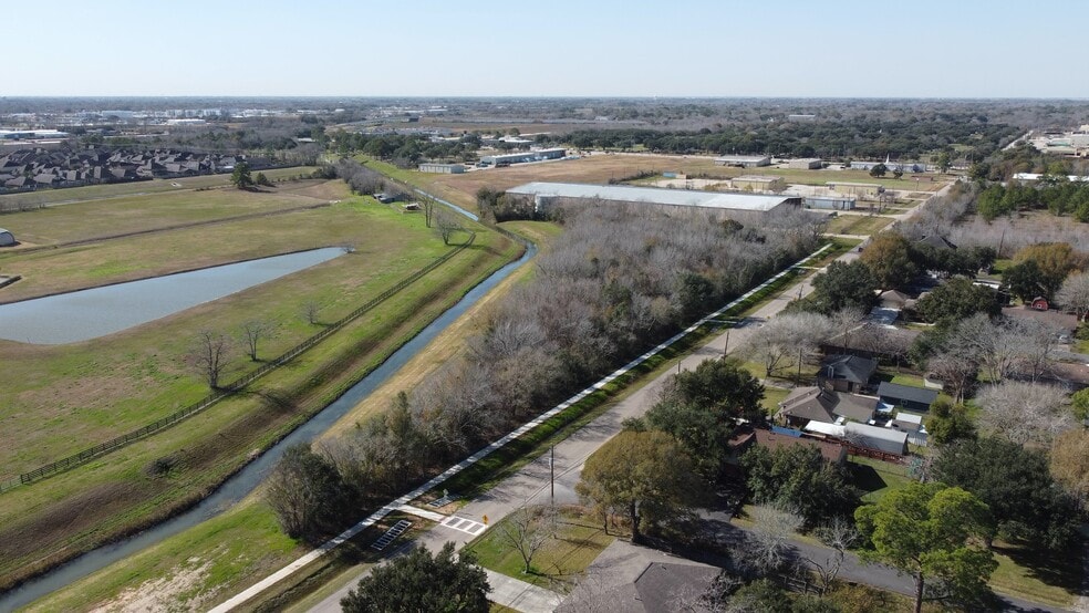 3702 Knapp Rd, Pearland, TX for lease - Commercial Listing Video - Image 3 of 16
