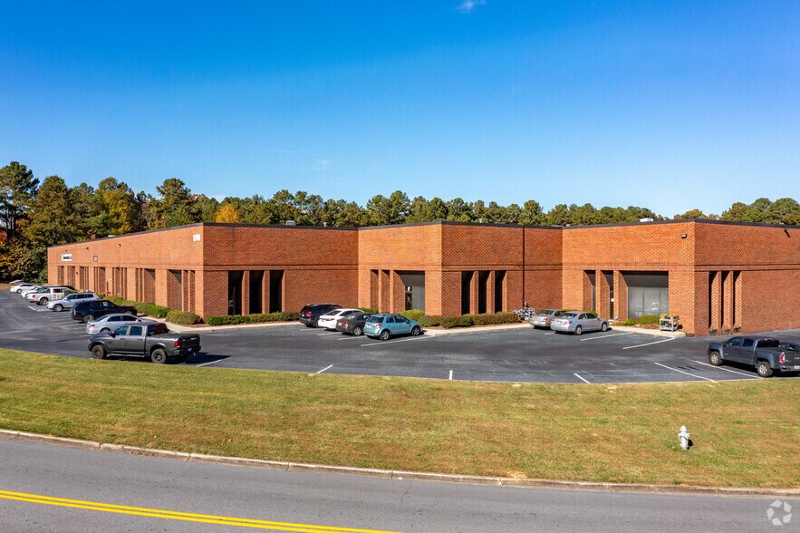 1701 Oakbrook Dr, Norcross, GA for lease - Building Photo - Image 1 of 7