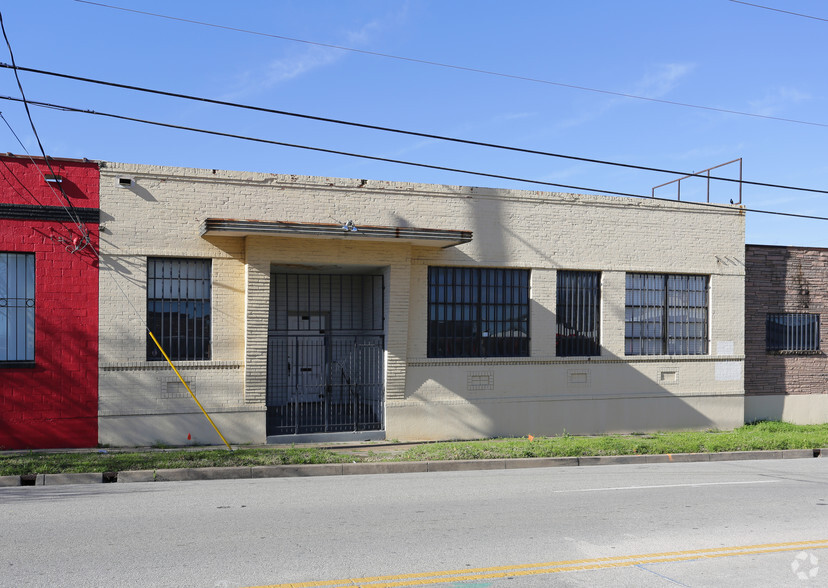 1305 S Akard St, Dallas, TX for lease - Building Photo - Image 2 of 33