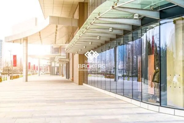 Retail in Saint-Maximin for lease - Building Photo - Image 1 of 1