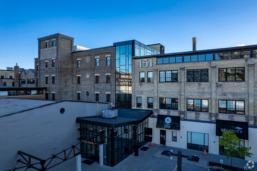 121-151 Charles St W, Kitchener, ON for lease - Building Photo - Image 2 of 4