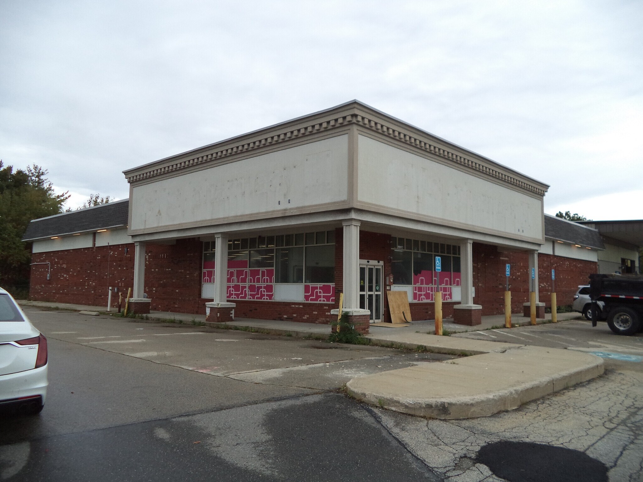 271 Mammoth Rd, Manchester, NH for lease Building Photo- Image 1 of 5