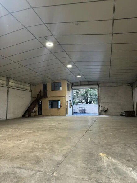 Flex in Châteaurenard for lease - Interior Photo - Image 3 of 6