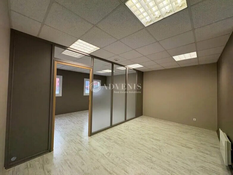 Office in Le Mans for lease - Interior Photo - Image 2 of 3