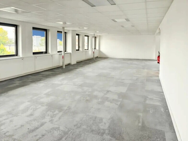 Office in Maisons-Alfort for lease - Interior Photo - Image 2 of 8