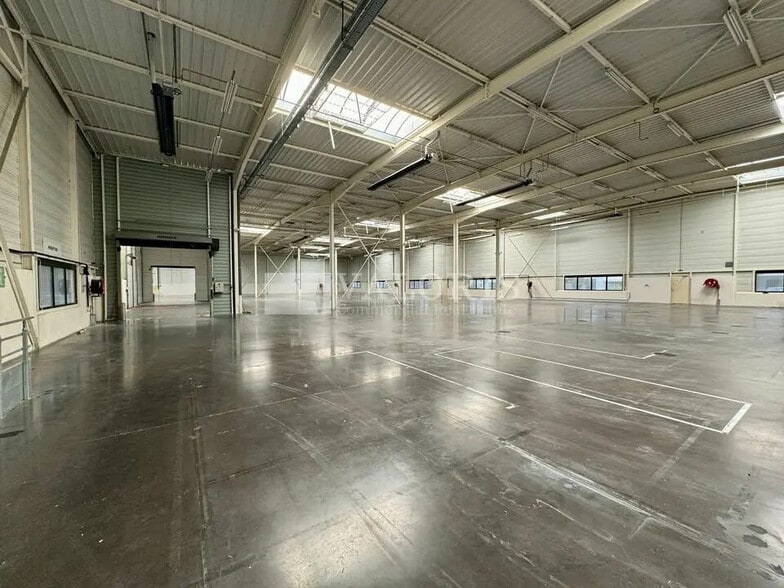 Flex in Saint-Priest for lease - Interior Photo - Image 2 of 7