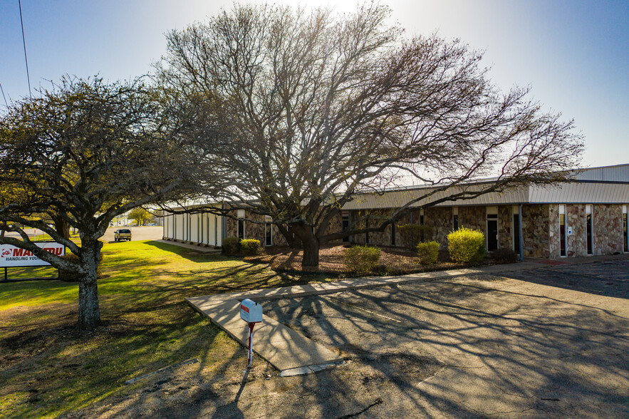 6401 Imperial Dr, Woodway, TX for lease - Building Photo - Image 3 of 7