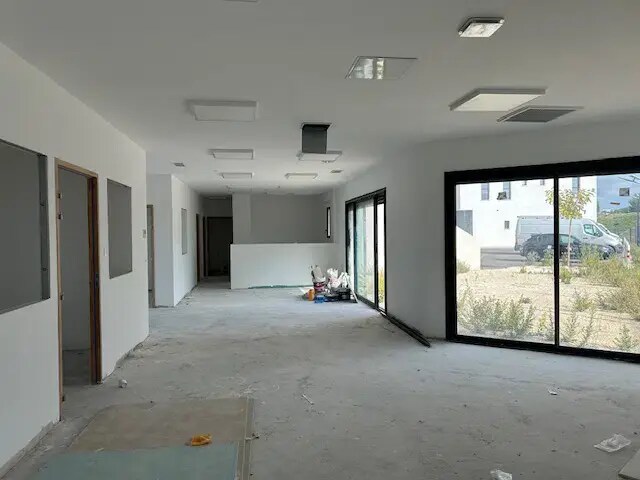 841 Route De Saint-Chamas, Lançon-Provence for lease Interior Photo- Image 1 of 5