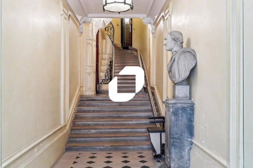 Office in Paris for lease - Interior Photo - Image 2 of 4