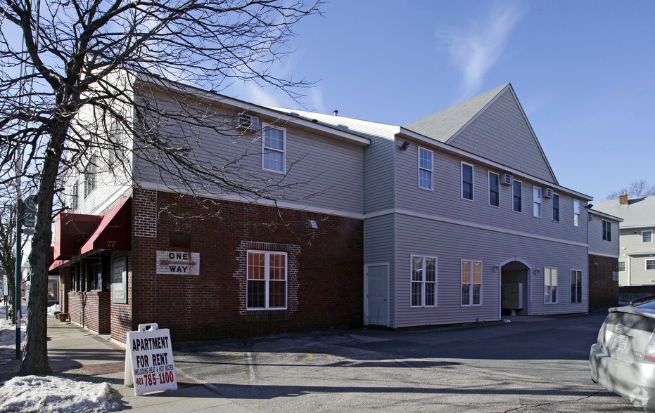 77 Rolfe Sq, Cranston, RI for lease - Primary Photo - Image 1 of 7