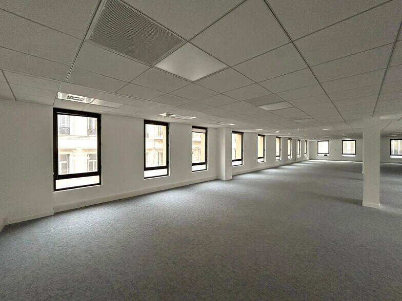 Office in Marseille for lease - Building Photo - Image 3 of 6