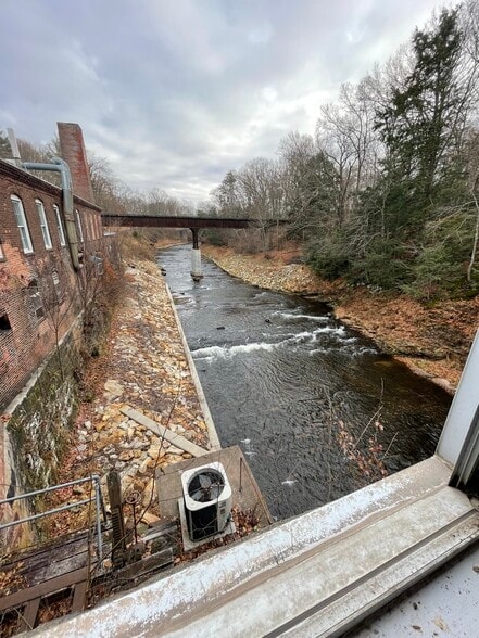 504 Hazard Ave, Enfield, CT for lease - Building Photo - Image 3 of 3