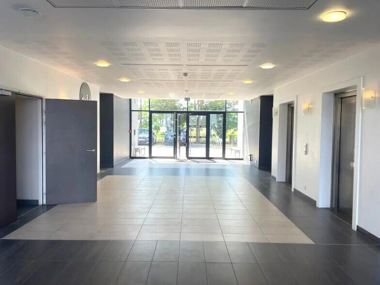 Office in SAINT-OUEN-L'AUMONE for lease - Lobby - Image 2 of 5