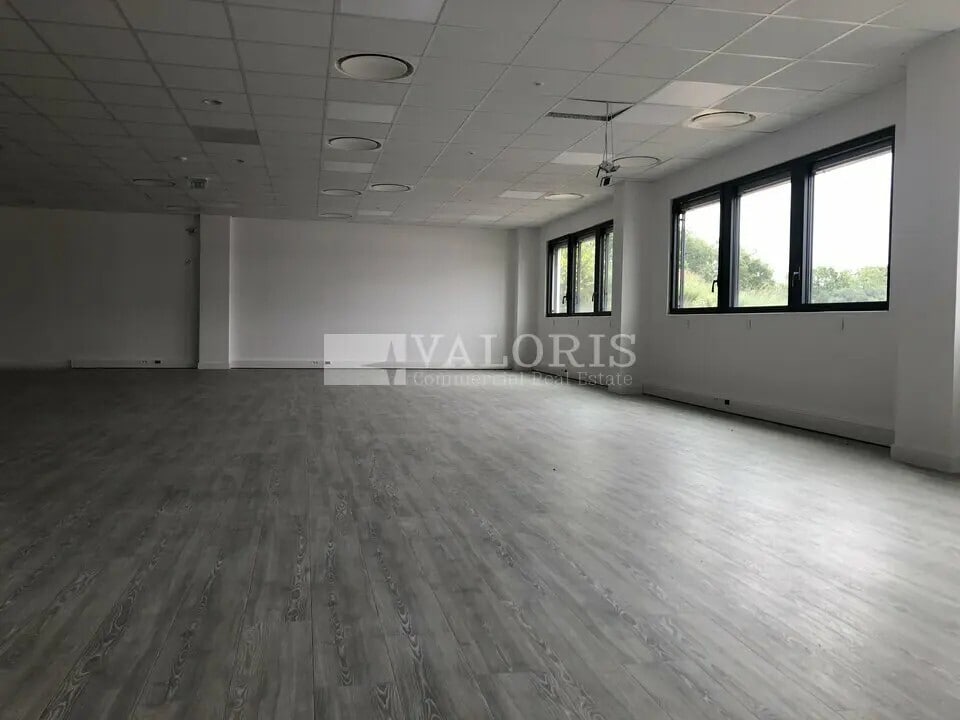 Office in Dardilly for lease Interior Photo- Image 1 of 2