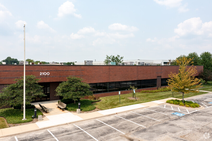 2100 Corporate Dr, Addison, IL for lease - Building Photo - Image 2 of 8