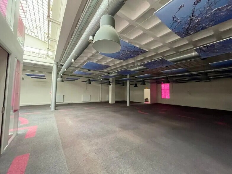 Flex in Saint-Cloud for sale - Interior Photo - Image 2 of 5