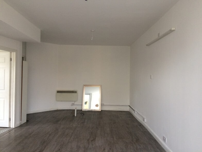 89 Skene Sq, Aberdeen for lease - Interior Photo - Image 3 of 9