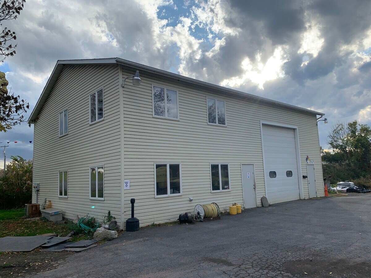 6271 Fremont Rd, East Syracuse, NY 13057
