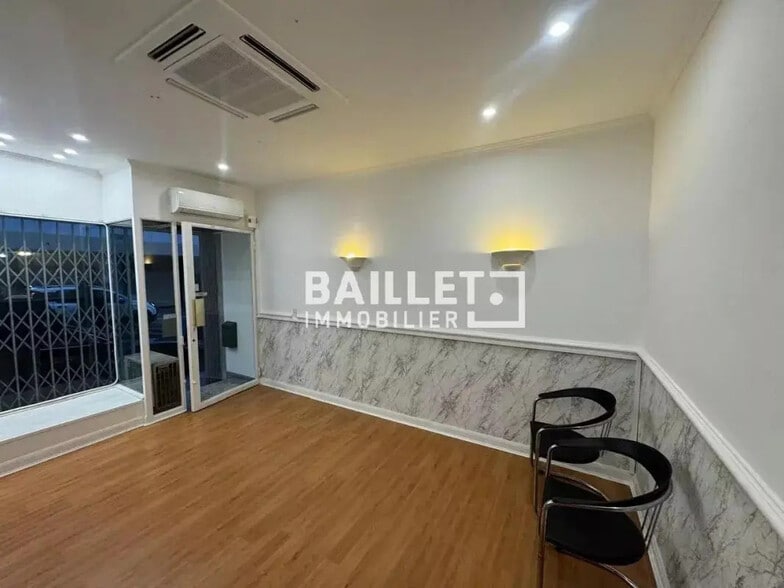Retail in Nice for lease - Interior Photo - Image 2 of 11