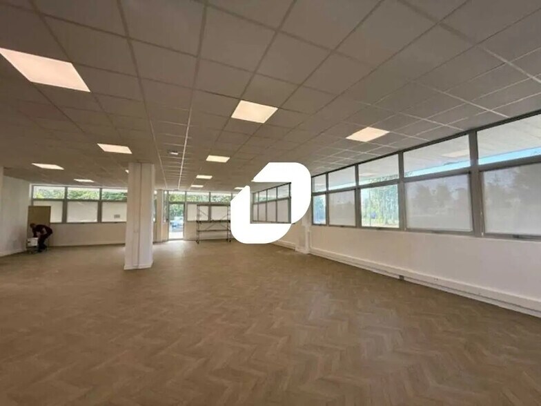 Office in Osny for lease - Building Photo - Image 3 of 16