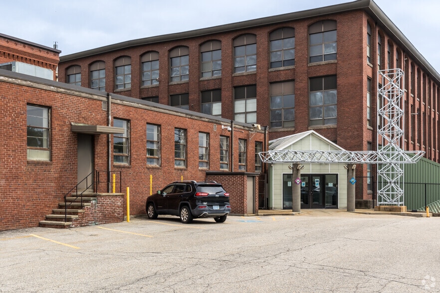 1033 Broad St, Central Falls, RI for lease - Building Photo - Image 2 of 5