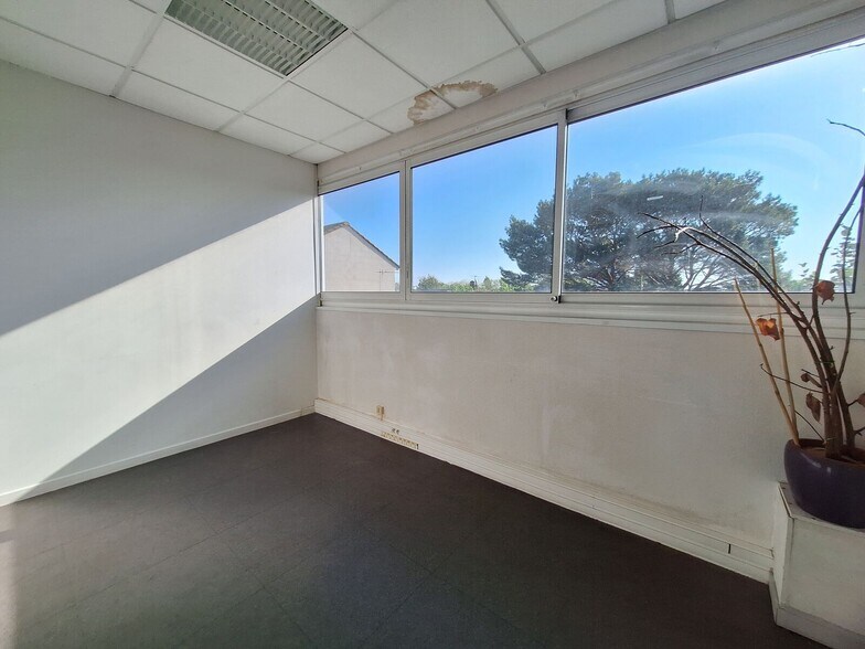 Office in Lormont for lease - Building Photo - Image 3 of 6