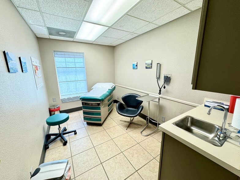 4550 Lamar Ave, Paris, TX for lease - Interior Photo - Image 2 of 52