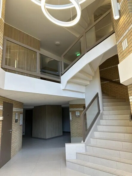 Rue Albert Einstein, Champs-sur-Marne for sale - Lobby - Image 2 of 8